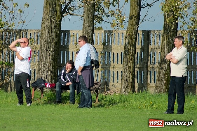 Zdjęcie w galerii na portalu naszraciborz.pl: Nerwowo na derbach w Owsiszczach. Piotr Złoty pogromcą Bieńkowic wiadomości z regionu