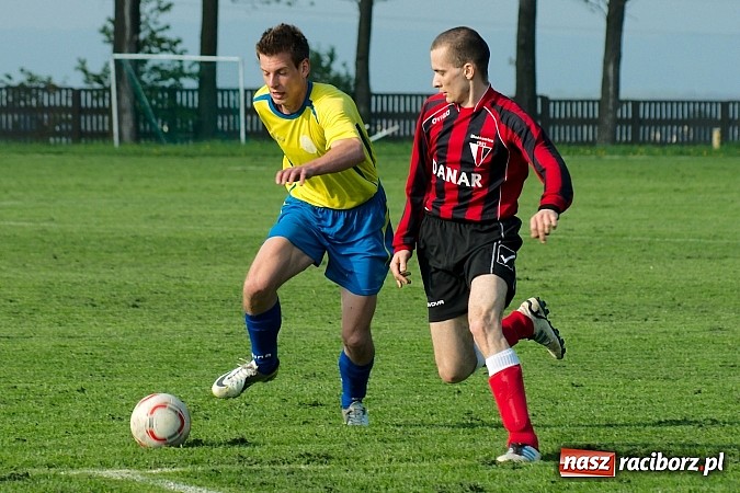 Zdjęcie w galerii na portalu naszraciborz.pl: Nerwowo na derbach w Owsiszczach. Piotr Złoty pogromcą Bieńkowic wiadomości z regionu