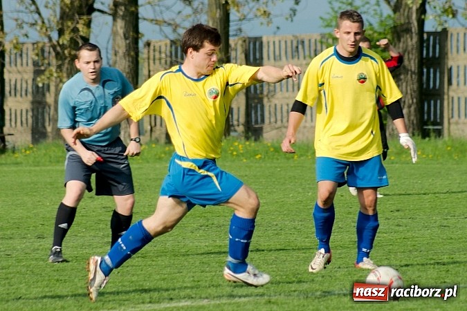 Zdjęcie w galerii na portalu naszraciborz.pl: Nerwowo na derbach w Owsiszczach. Piotr Złoty pogromcą Bieńkowic wiadomości z regionu