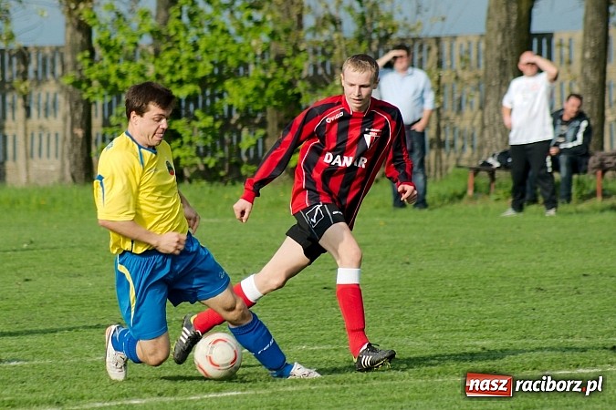 Zdjęcie w galerii na portalu naszraciborz.pl: Nerwowo na derbach w Owsiszczach. Piotr Złoty pogromcą Bieńkowic wiadomości z regionu