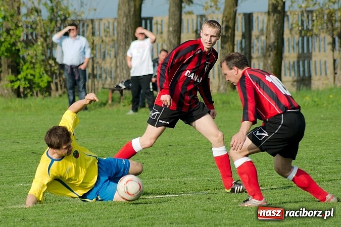 Zdjęcie w galerii na portalu naszraciborz.pl: Nerwowo na derbach w Owsiszczach. Piotr Złoty pogromcą Bieńkowic wiadomości z regionu