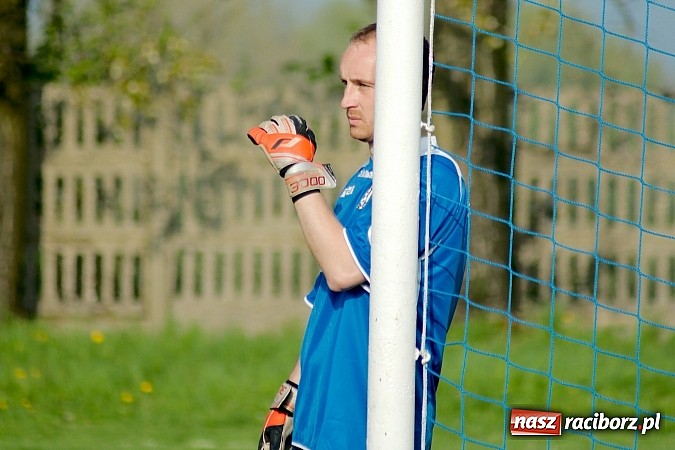 Zdjęcie w galerii na portalu naszraciborz.pl: Nerwowo na derbach w Owsiszczach. Piotr Złoty pogromcą Bieńkowic wiadomości z regionu