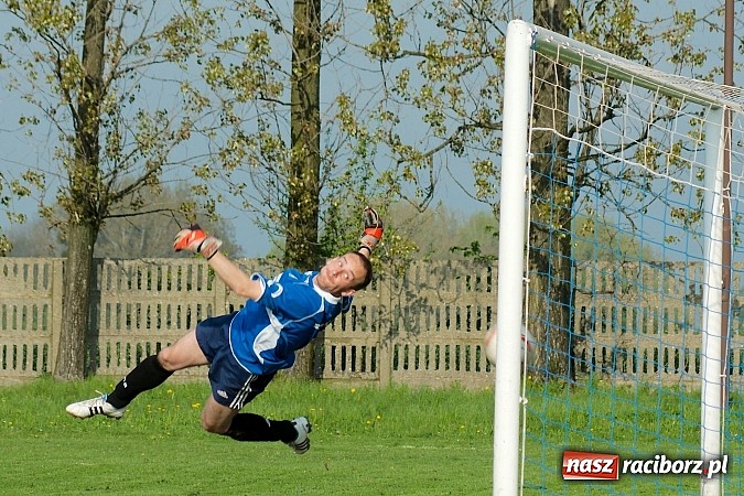 Zdjęcie w galerii na portalu naszraciborz.pl: Nerwowo na derbach w Owsiszczach. Piotr Złoty pogromcą Bieńkowic wiadomości z regionu