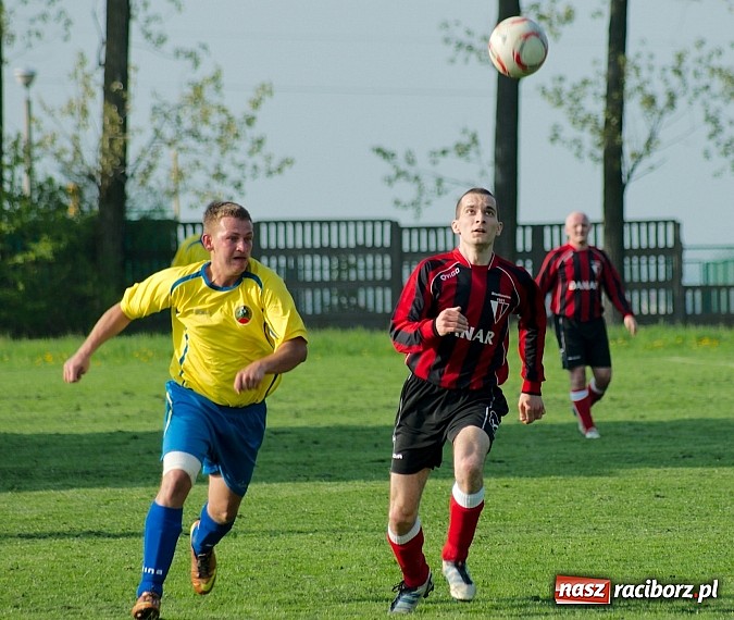 Zdjęcie w galerii na portalu naszraciborz.pl: Nerwowo na derbach w Owsiszczach. Piotr Złoty pogromcą Bieńkowic wiadomości z regionu