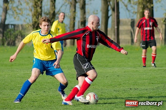 Zdjęcie w galerii na portalu naszraciborz.pl: Nerwowo na derbach w Owsiszczach. Piotr Złoty pogromcą Bieńkowic wiadomości z regionu