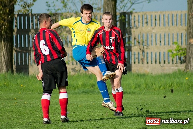 Zdjęcie w galerii na portalu naszraciborz.pl: Nerwowo na derbach w Owsiszczach. Piotr Złoty pogromcą Bieńkowic wiadomości z regionu