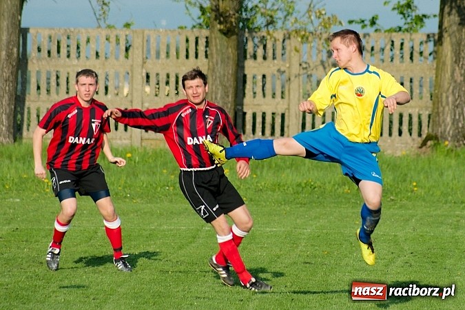 Zdjęcie w galerii na portalu naszraciborz.pl: Nerwowo na derbach w Owsiszczach. Piotr Złoty pogromcą Bieńkowic wiadomości z regionu