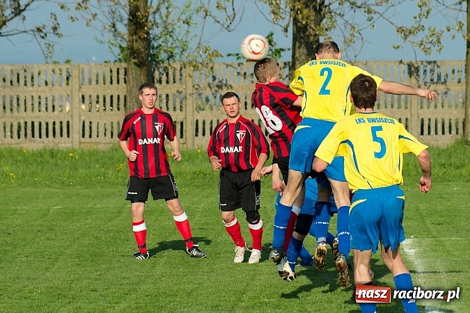 Zdjęcie w galerii na portalu naszraciborz.pl: Nerwowo na derbach w Owsiszczach. Piotr Złoty pogromcą Bieńkowic wiadomości z regionu