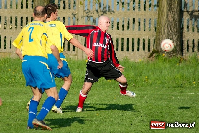 Zdjęcie w galerii na portalu naszraciborz.pl: Nerwowo na derbach w Owsiszczach. Piotr Złoty pogromcą Bieńkowic wiadomości z regionu