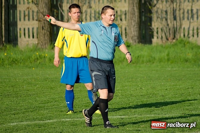 Zdjęcie w galerii na portalu naszraciborz.pl: Nerwowo na derbach w Owsiszczach. Piotr Złoty pogromcą Bieńkowic wiadomości z regionu