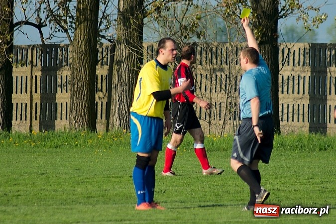 Zdjęcie w galerii na portalu naszraciborz.pl: Nerwowo na derbach w Owsiszczach. Piotr Złoty pogromcą Bieńkowic wiadomości z regionu