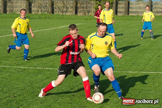 Zdjęcie w galerii na portalu naszraciborz.pl: Nerwowo na derbach w Owsiszczach. Piotr Złoty pogromcą Bieńkowic wiadomości z regionu