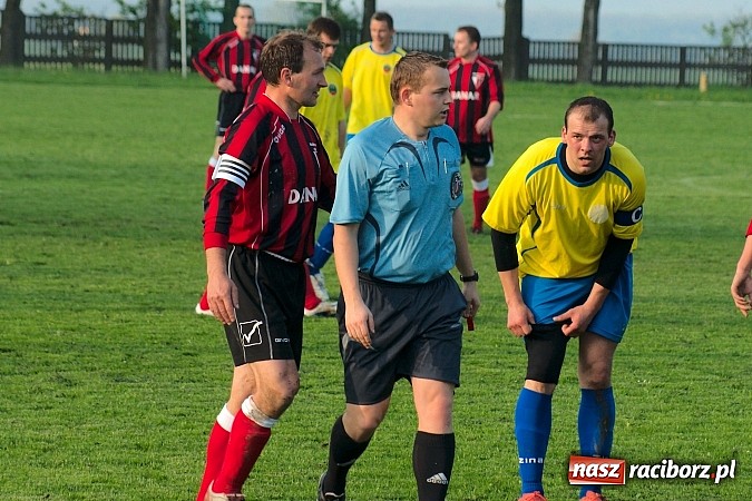 Zdjęcie w galerii na portalu naszraciborz.pl: Nerwowo na derbach w Owsiszczach. Piotr Złoty pogromcą Bieńkowic wiadomości z regionu