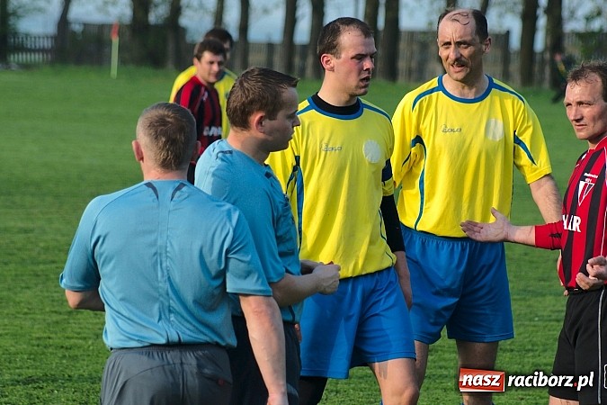 Zdjęcie w galerii na portalu naszraciborz.pl: Nerwowo na derbach w Owsiszczach. Piotr Złoty pogromcą Bieńkowic wiadomości z regionu