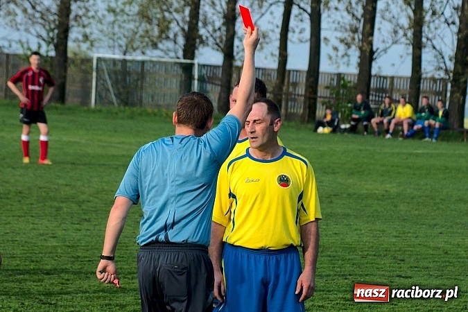 Zdjęcie w galerii na portalu naszraciborz.pl: Nerwowo na derbach w Owsiszczach. Piotr Złoty pogromcą Bieńkowic wiadomości z regionu