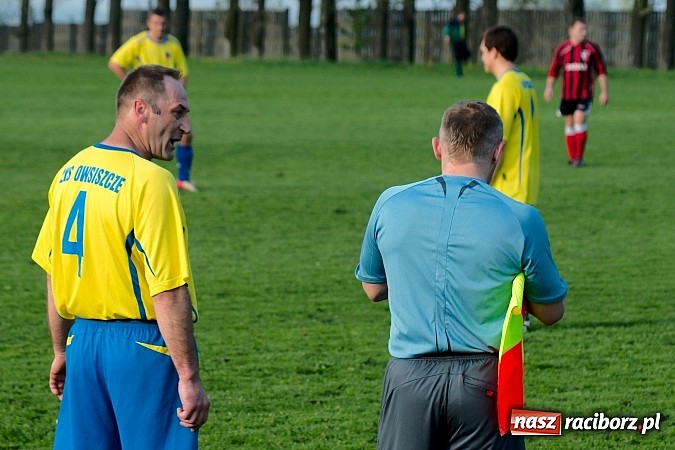 Zdjęcie w galerii na portalu naszraciborz.pl: Nerwowo na derbach w Owsiszczach. Piotr Złoty pogromcą Bieńkowic wiadomości z regionu