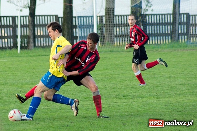 Zdjęcie w galerii na portalu naszraciborz.pl: Nerwowo na derbach w Owsiszczach. Piotr Złoty pogromcą Bieńkowic wiadomości z regionu