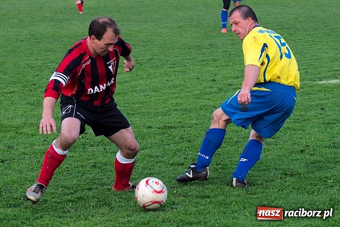 Zdjęcie w galerii na portalu naszraciborz.pl: Nerwowo na derbach w Owsiszczach. Piotr Złoty pogromcą Bieńkowic wiadomości z regionu