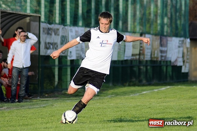 Zdjęcie w galerii na portalu naszraciborz.pl: Emocje w końcówce. Turza lepsza od Ocic wiadomości z regionu