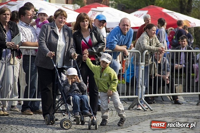 Zdjęcie w galerii na portalu naszraciborz.pl: Majówkowa prywatka na raciborskim rynku wiadomości z regionu