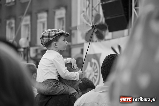 Zdjęcie w galerii na portalu naszraciborz.pl: Majówkowa prywatka na raciborskim rynku wiadomości z regionu