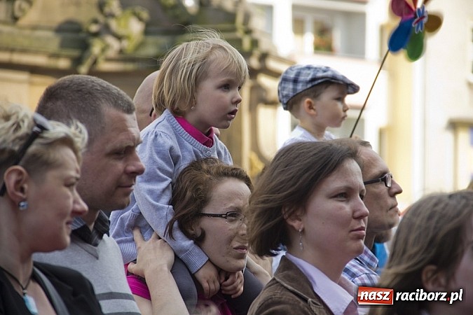 Zdjęcie w galerii na portalu naszraciborz.pl: Majówkowa prywatka na raciborskim rynku wiadomości z regionu