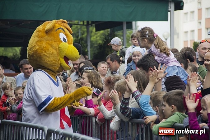 Zdjęcie w galerii na portalu naszraciborz.pl: Majówkowa prywatka na raciborskim rynku wiadomości z regionu