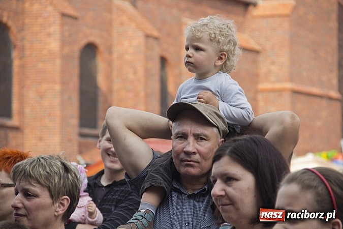 Zdjęcie w galerii na portalu naszraciborz.pl: Majówkowa prywatka na raciborskim rynku wiadomości z regionu