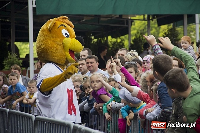 Zdjęcie w galerii na portalu naszraciborz.pl: Majówkowa prywatka na raciborskim rynku wiadomości z regionu