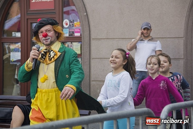 Zdjęcie w galerii na portalu naszraciborz.pl: Majówkowa prywatka na raciborskim rynku wiadomości z regionu