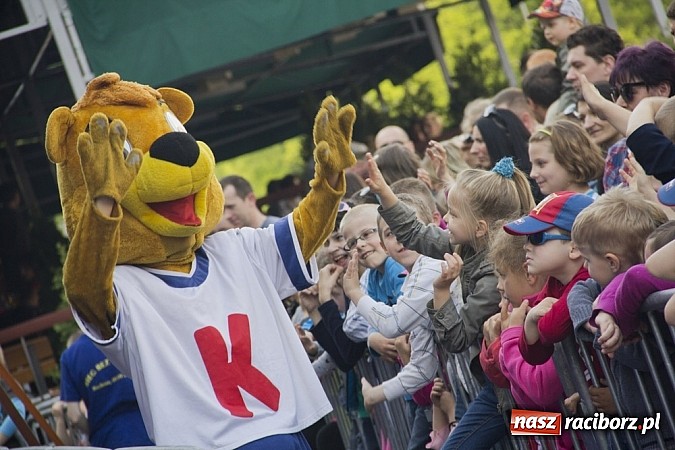 Zdjęcie w galerii na portalu naszraciborz.pl: Majówkowa prywatka na raciborskim rynku wiadomości z regionu