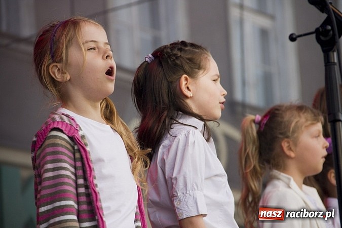 Zdjęcie w galerii na portalu naszraciborz.pl: Majówkowa prywatka na raciborskim rynku wiadomości z regionu