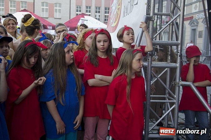 Zdjęcie w galerii na portalu naszraciborz.pl: Majówkowa prywatka na raciborskim rynku wiadomości z regionu