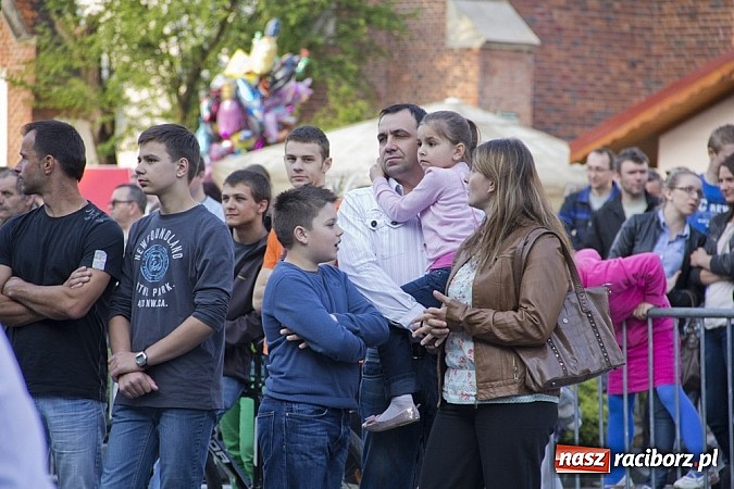 Zdjęcie w galerii na portalu naszraciborz.pl: Majówkowa prywatka na raciborskim rynku wiadomości z regionu