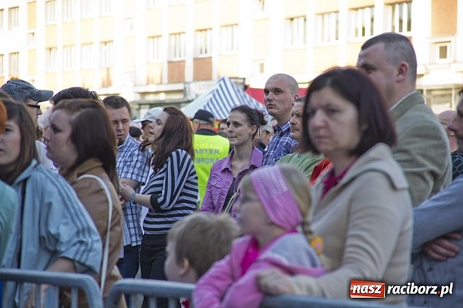 Zdjęcie w galerii na portalu naszraciborz.pl: Majówkowa prywatka na raciborskim rynku wiadomości z regionu