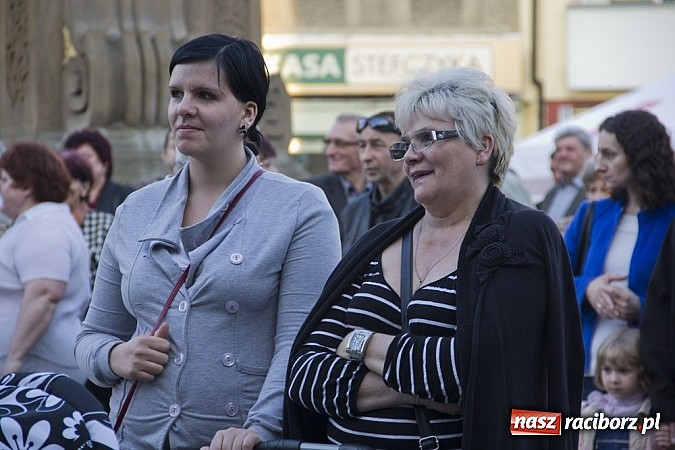 Zdjęcie w galerii na portalu naszraciborz.pl: Majówkowa prywatka na raciborskim rynku wiadomości z regionu