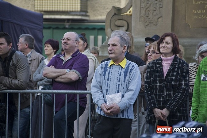 Zdjęcie w galerii na portalu naszraciborz.pl: Majówkowa prywatka na raciborskim rynku wiadomości z regionu