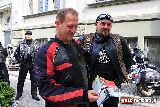 Zdjęcie w galerii na portalu naszraciborz.pl: Motocykliści z Roth w fabryce czekolady wiadomości z regionu