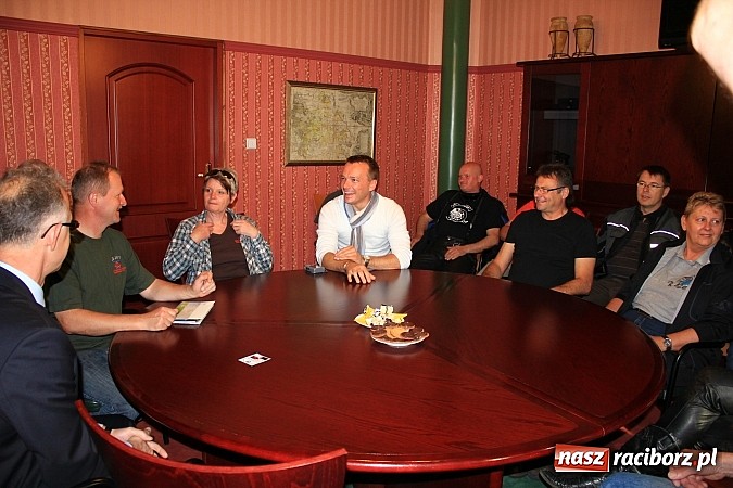 Zdjęcie w galerii na portalu naszraciborz.pl: Motocykliści z Roth w fabryce czekolady wiadomości z regionu