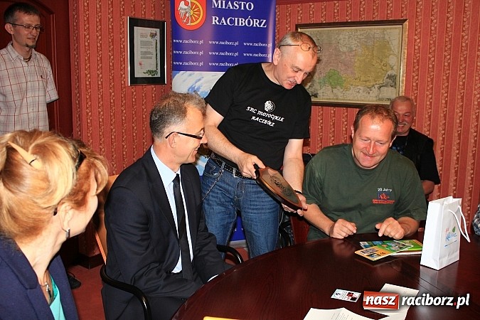 Zdjęcie w galerii na portalu naszraciborz.pl: Motocykliści z Roth w fabryce czekolady wiadomości z regionu