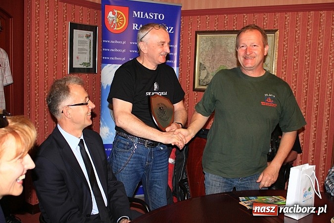 Zdjęcie w galerii na portalu naszraciborz.pl: Motocykliści z Roth w fabryce czekolady wiadomości z regionu