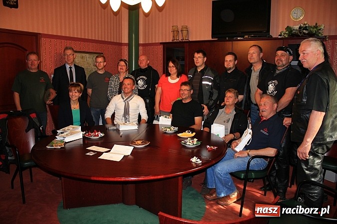 Zdjęcie w galerii na portalu naszraciborz.pl: Motocykliści z Roth w fabryce czekolady wiadomości z regionu