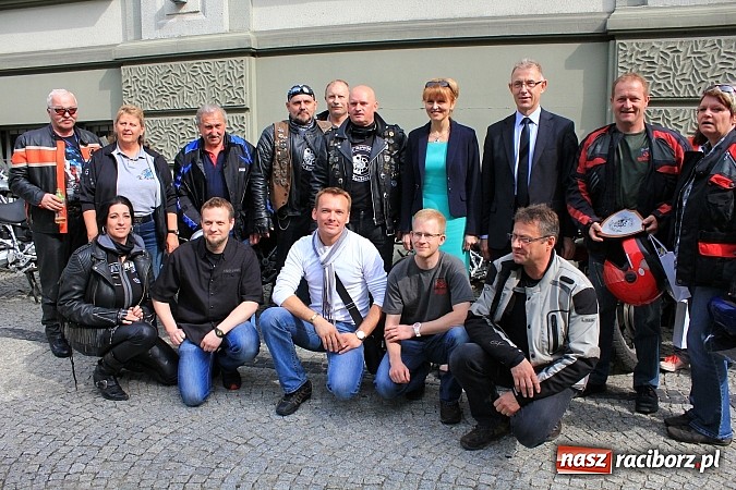 Zdjęcie w galerii na portalu naszraciborz.pl: Motocykliści z Roth w fabryce czekolady wiadomości z regionu