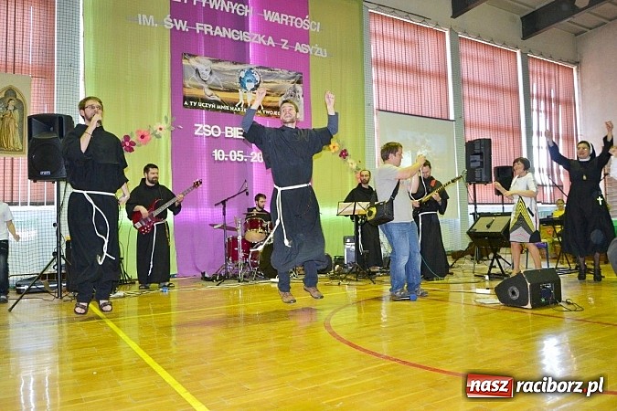 Zdjęcie w galerii na portalu naszraciborz.pl: III Festiwal pozytywnych wartości  wiadomości z regionu