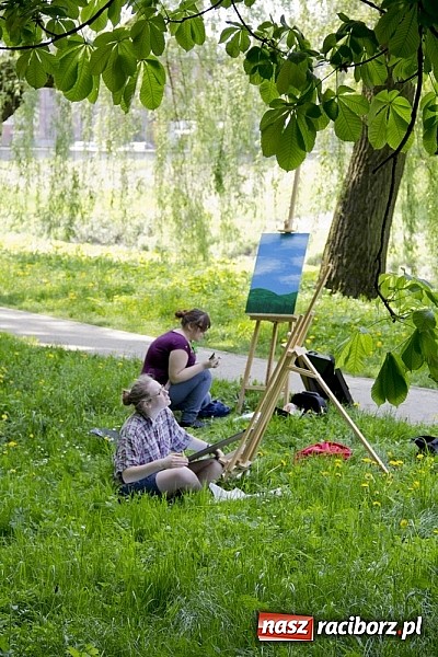 Zdjęcie w galerii na portalu naszraciborz.pl: Młodzi artyści pracowali na zamku i bulwarach wiadomości z regionu