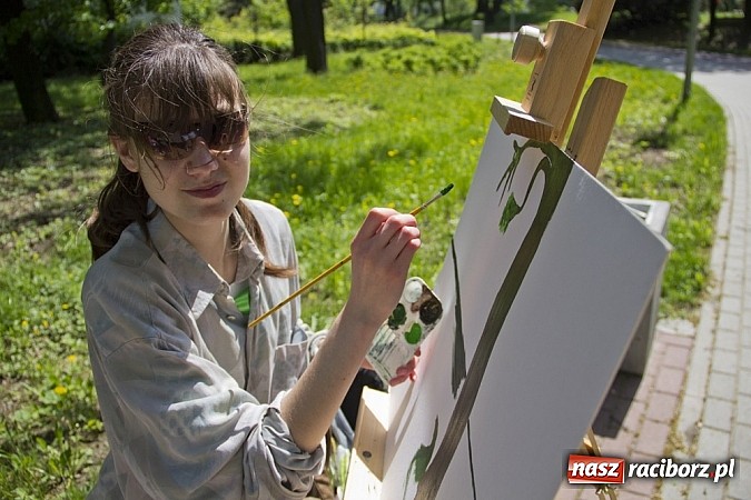 Zdjęcie w galerii na portalu naszraciborz.pl: Młodzi artyści pracowali na zamku i bulwarach wiadomości z regionu