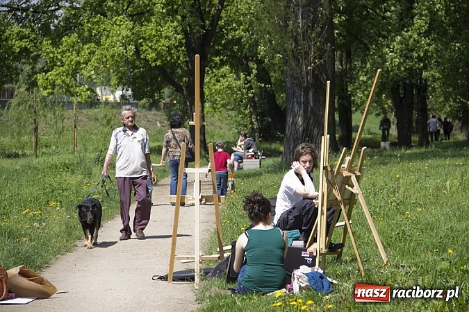 Zdjęcie w galerii na portalu naszraciborz.pl: Młodzi artyści pracowali na zamku i bulwarach wiadomości z regionu