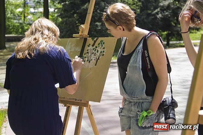 Zdjęcie w galerii na portalu naszraciborz.pl: Młodzi artyści pracowali na zamku i bulwarach wiadomości z regionu