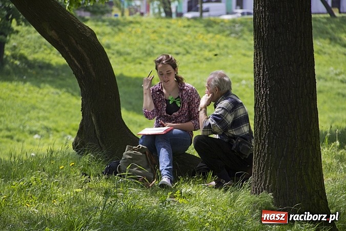 Zdjęcie w galerii na portalu naszraciborz.pl: Młodzi artyści pracowali na zamku i bulwarach wiadomości z regionu