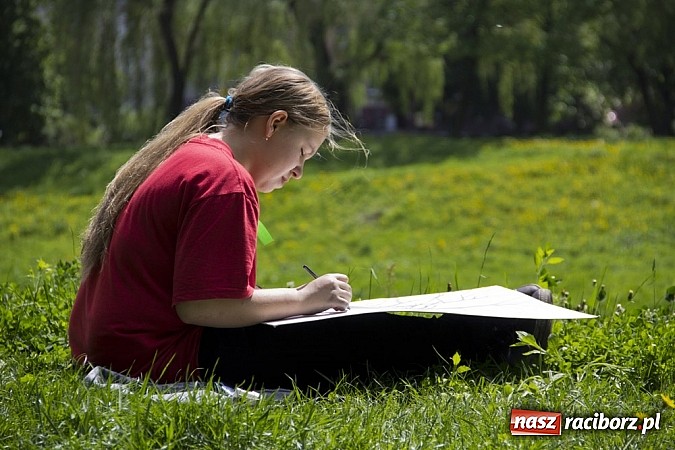 Zdjęcie w galerii na portalu naszraciborz.pl: Młodzi artyści pracowali na zamku i bulwarach wiadomości z regionu